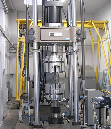 Maszyna wytrzymałościowa MTS 810 do badań statycznych i dynamicznych w zakresie sił ±1000 kN